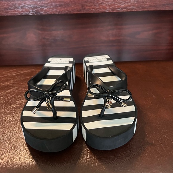 Kate Spade Women’s Platform Flip Flop, Black & White Striped w Bow Heart, Size 7 - Picture 2 of 11